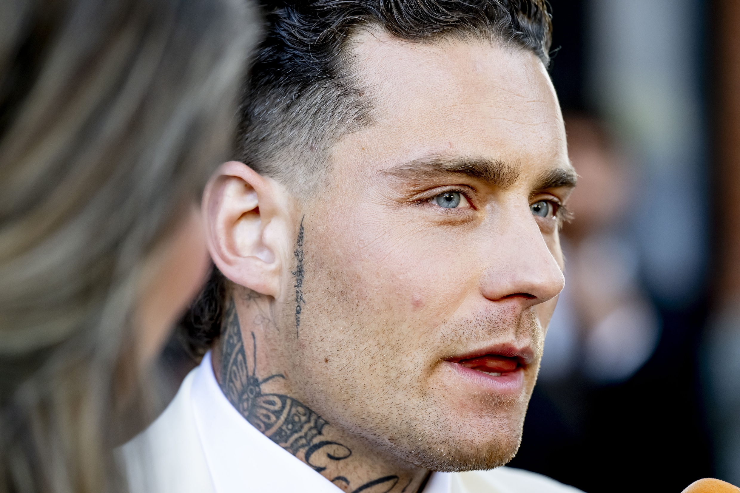 Douwe Bob: onderweg met gezin uit Nederland 'op advies van de politie' |  Het Parool