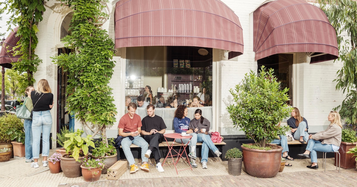 Café Coos bij het Kwakersplein is modern oud-Hollands: hier kom je voor een krentenbol van venkel en