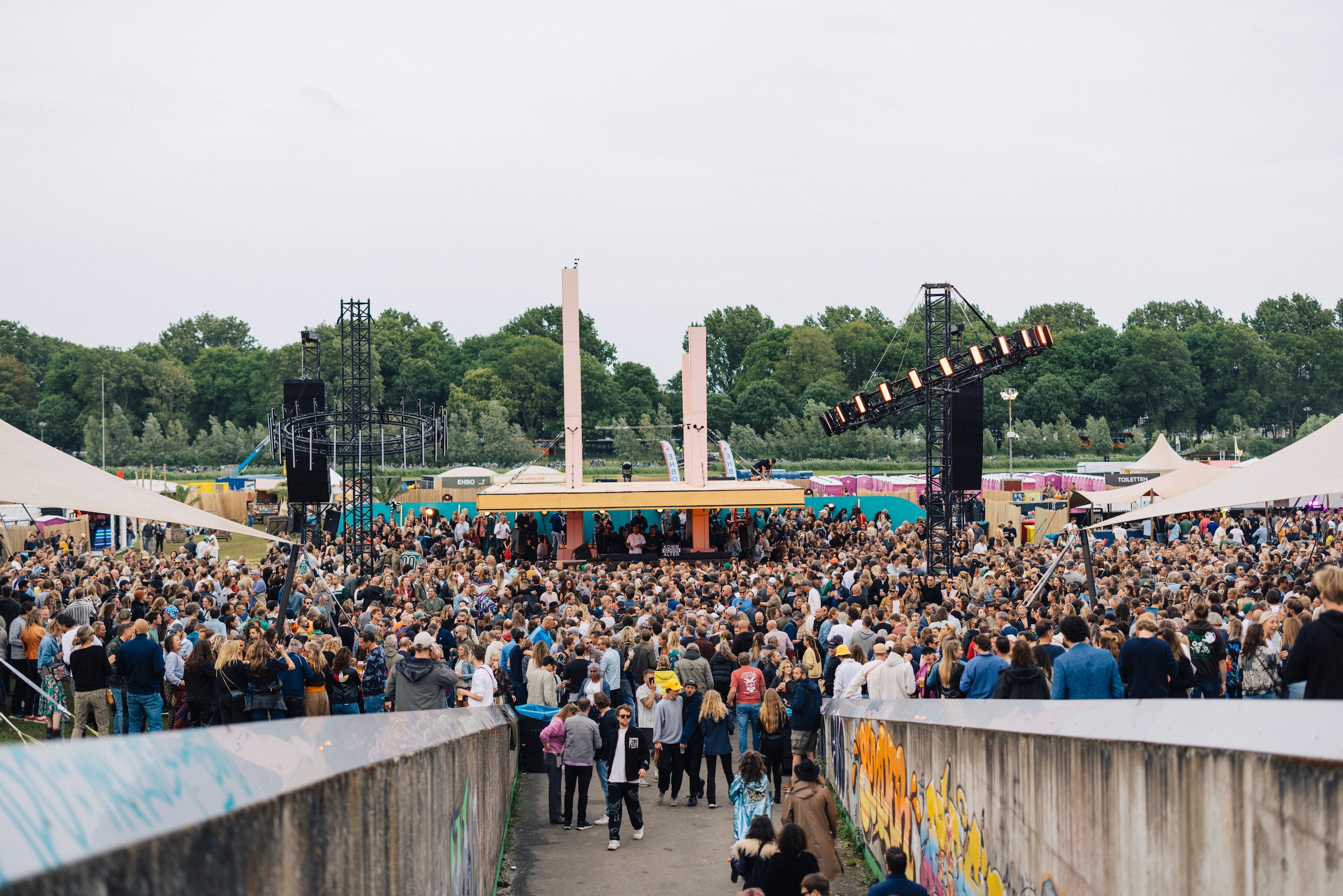 De stadsdeelcommissie wil voortaan alleen nog kleinschalige evenementen tot 2000 mensen toestaan op de Tuinen van West.