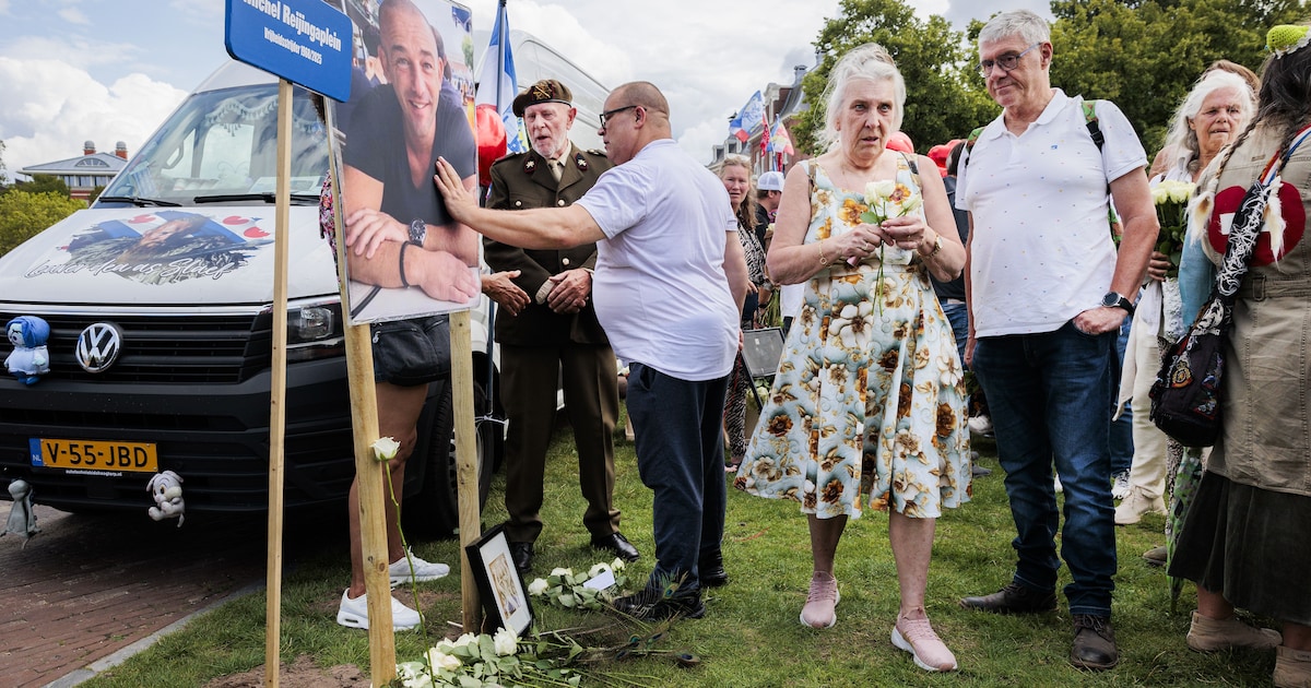 Herdenking ‘koffiedrinker’ Michel Reijinga trekt honderden naar Museumplein