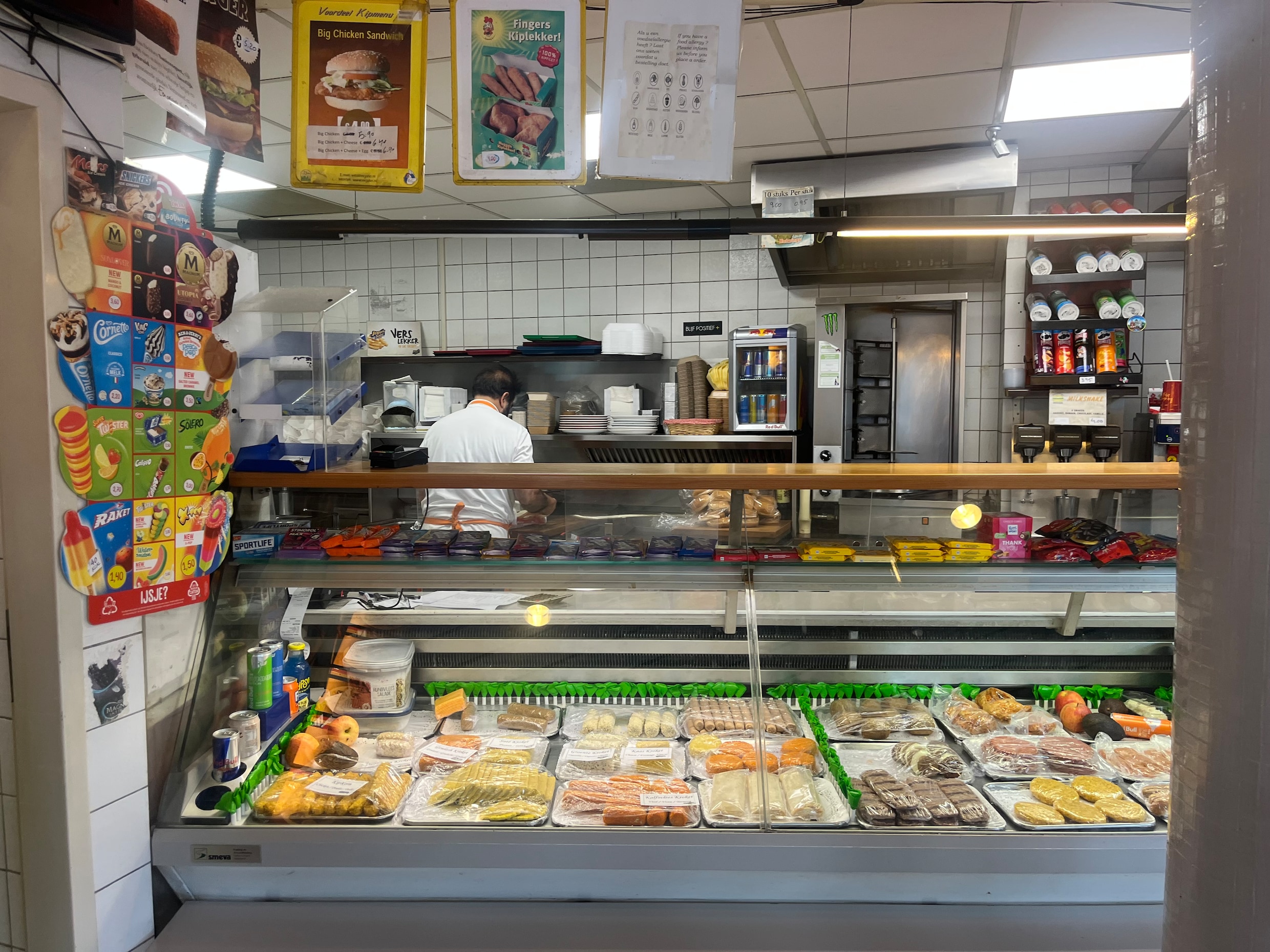 Bij Snackbar De Snackcorner proef je de zeldzame kaaskipcorn | Het Parool