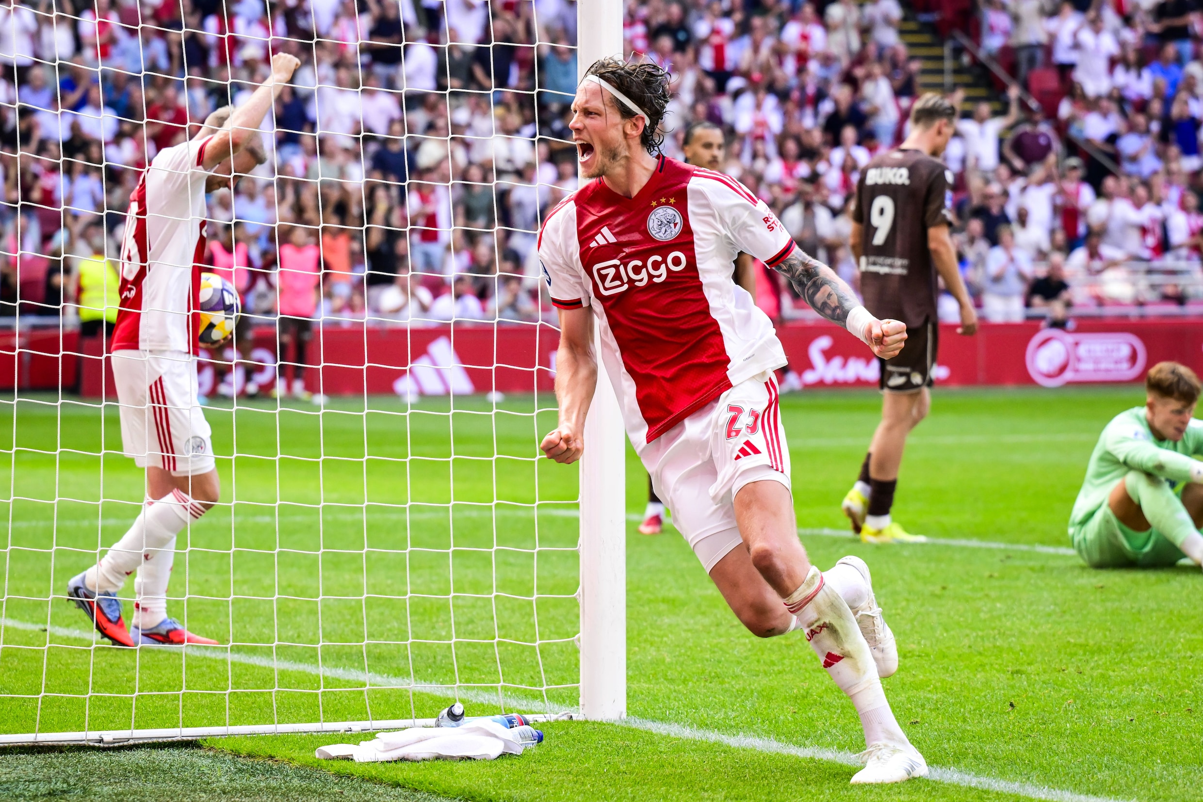 Wout Weghorst leidt Ajax met twee goals naar moeizame overwinning op ...