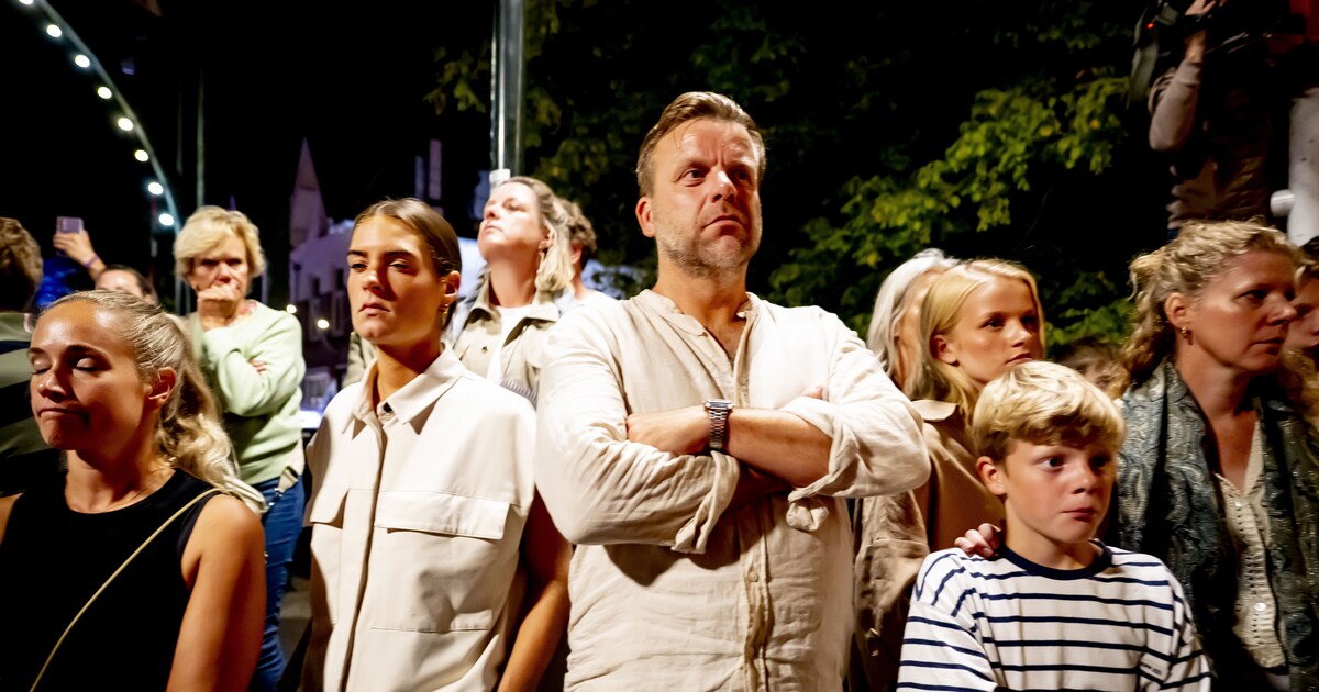 Familie van Lisa aanwezig bij minuut stilte in Abcoude: ‘Diep geraakt’