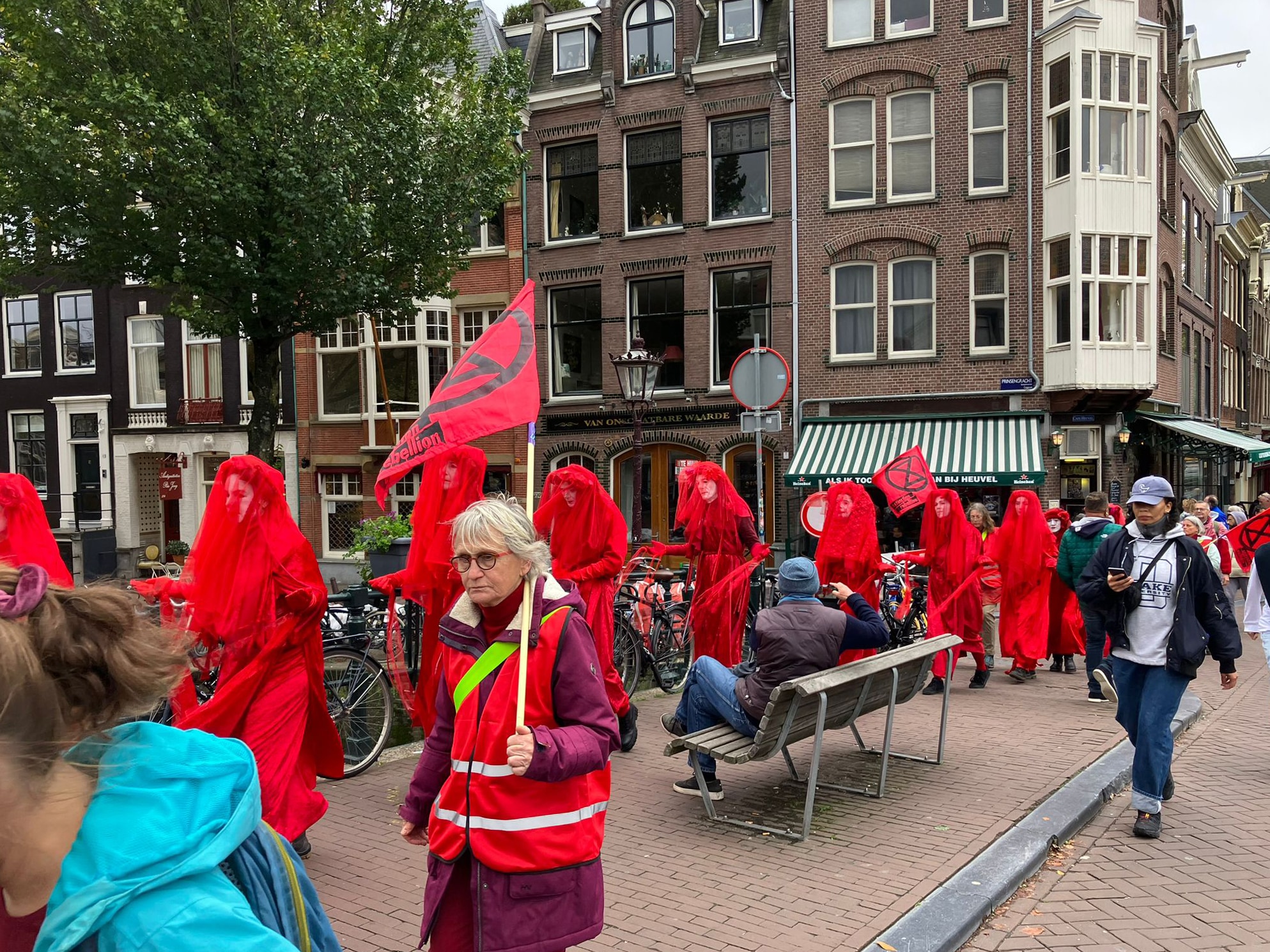Teruglezen: Rode Lijnprotest Amsterdam | Meer dan 250.000 betogers ...