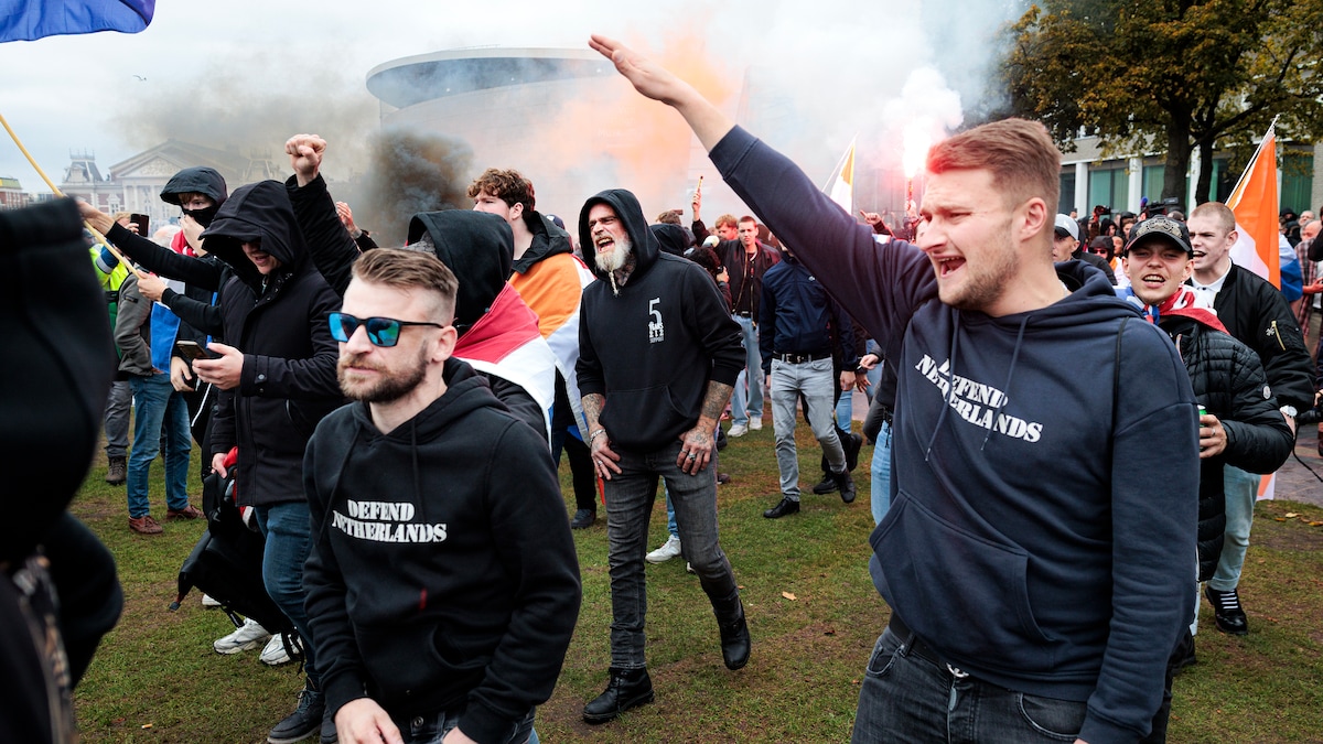 op-het-museumplein-werd-de-hitlergroet-gebracht-een-stuk-of