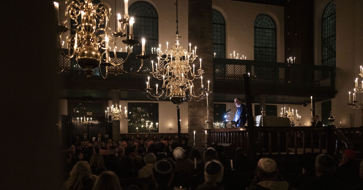 Historische Kristallnachtherdenking in Amsterdam: Duitse minister van Joodse komaf spreekt in synago
