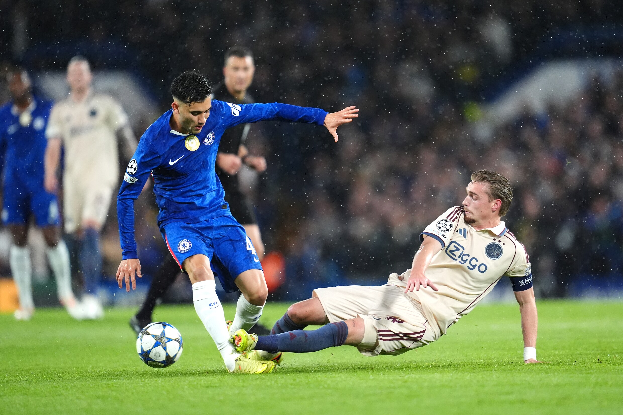 Engelse media hard over Ajax: ‘Wout Weghorst liet iedereen weer lachen ...