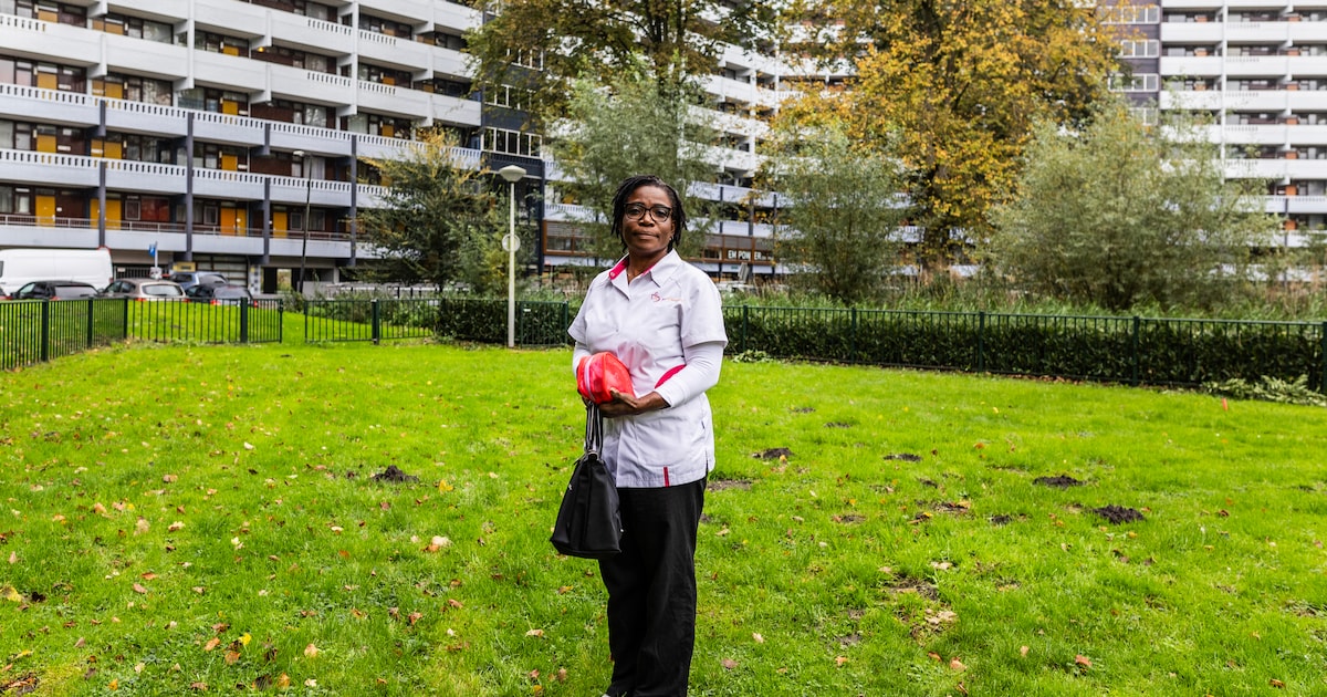 Kraamhulp Joyce (53) ziet in Amsterdam-Zuidoost jonge ouders in de knel zitten: ‘Soms houd ik mijn h