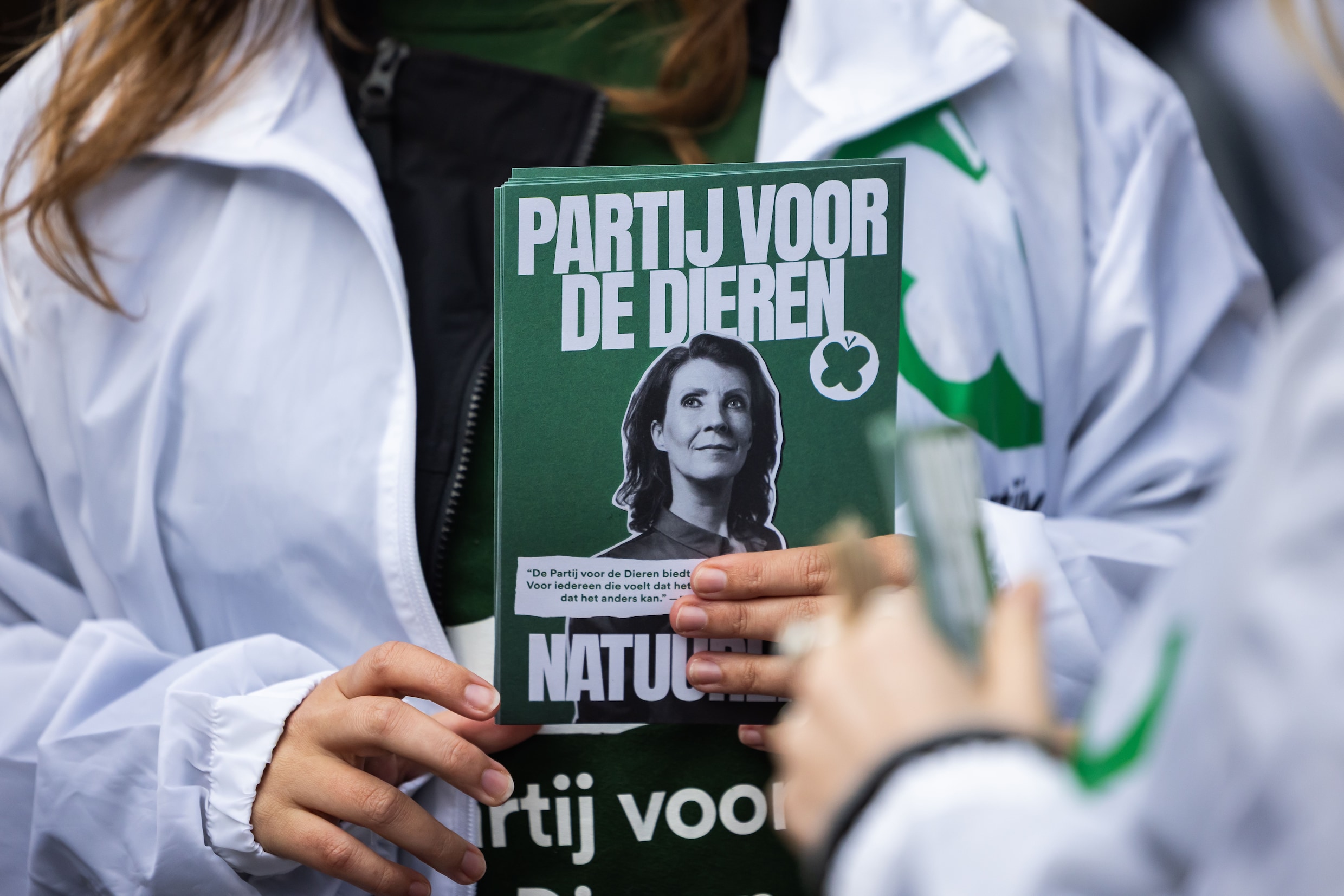 Chaos bij Partij voor de Dieren: twee kampen claimen Eerste ...