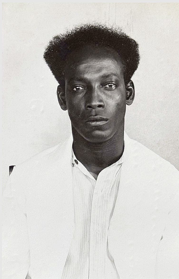 De foto van de 34-jarige Anton de Kom, gemaakt in 1933 kort na zijn arrestatie in Paramaribo.