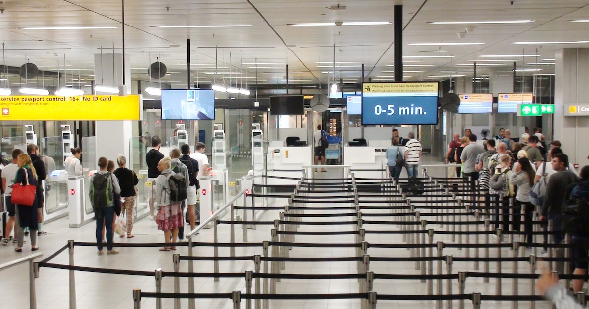Vanaf maandag moeten reizigers van buiten de EU op Schiphol eerst naar de digikiosk
