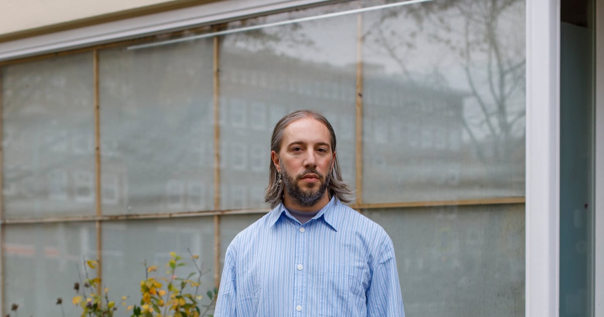 De stijl van Maurits de Bruijn (41): ‘Mooie of bijzondere sneakers zijn onmisbaar, die gronden mij’