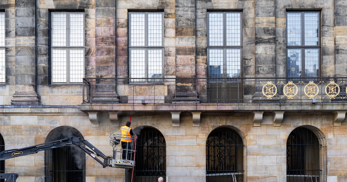 Rode verf op Paleis op de Dam maand na bekladding nog steeds te zien: ‘Zandsteen schoonmaken is vakw
