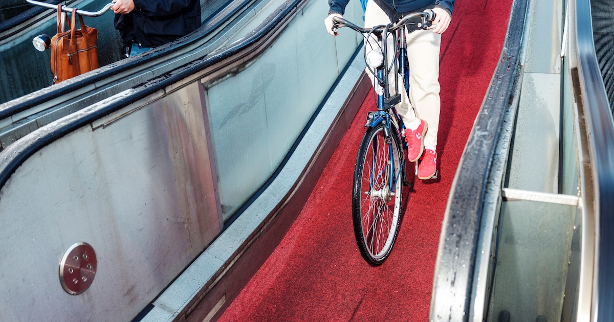 Loopbanden bij fietskelder Amsterdam CS blijven een uitdaging, ook nu er tapijt op ligt: ‘Je moet hi