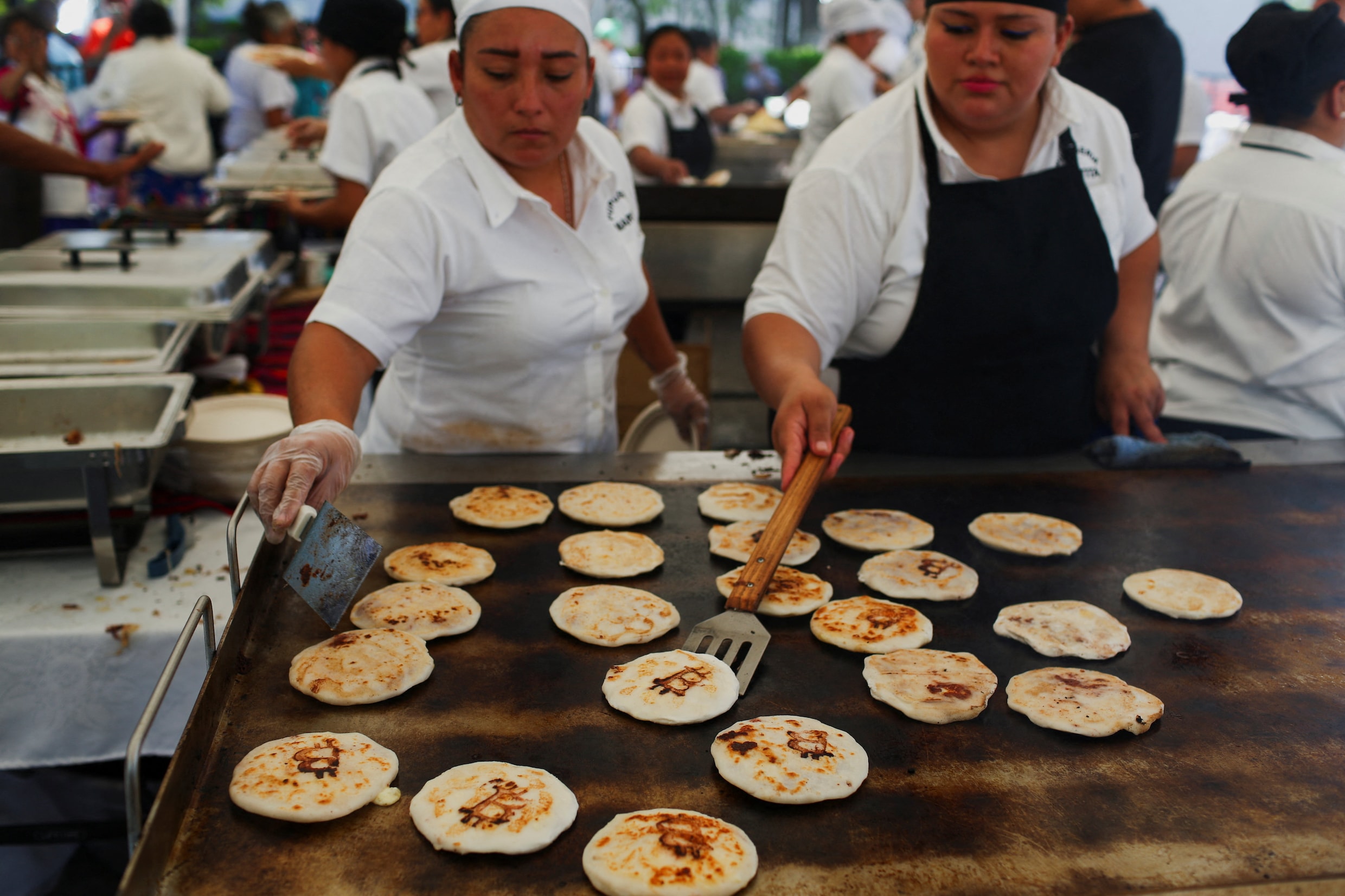 Koers bitcoin hard onderuit, maar van grote paniek lijkt geen sprake – hoe  komt dat? | Het Parool