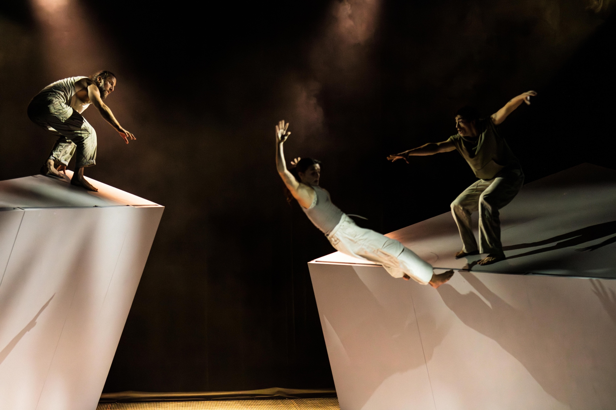 Recensie A Story of Displacement: zes performers op twee reepjes land ...