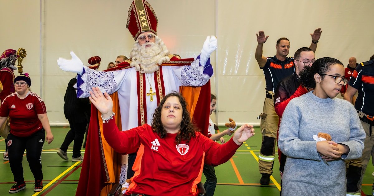 Bij Amsterdams sportcomplex Only Friends bezorgt Sinterklaas kwetsbare kinderen een glimlach: ‘Dit z