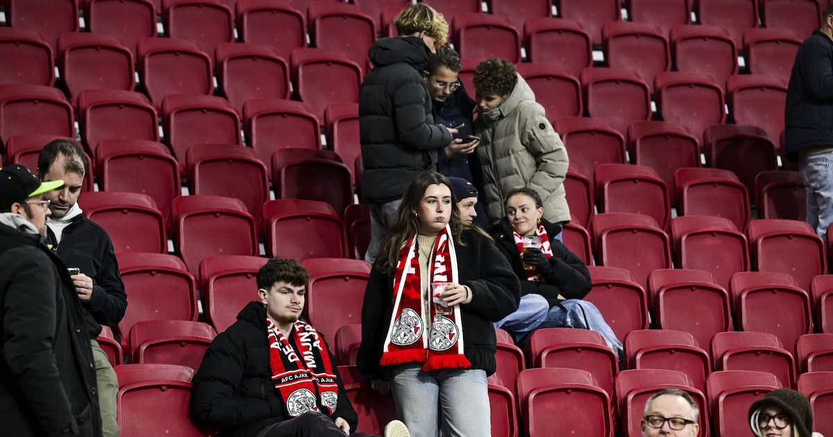 Supporters druipen af na staken Ajax-FC Groningen door vuurwerk: ‘Neem je je zoon mee, krijg je dit’