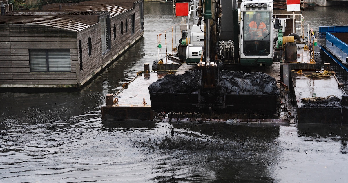 Tientallen woonboten worden verplaatst voor immense baggeroperatie rond Westelijke Eilanden: ‘Heel A