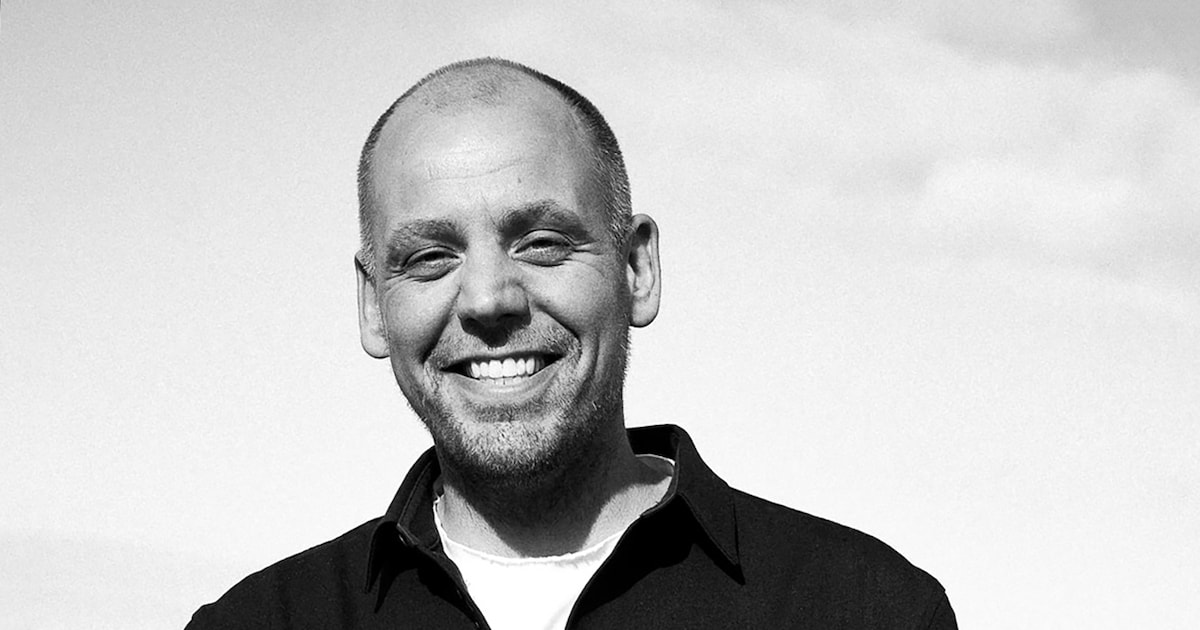 Raymon de Jong (1990-2025) beschikte over het zeldzame talent een ruimte te vullen én deze weg te ge