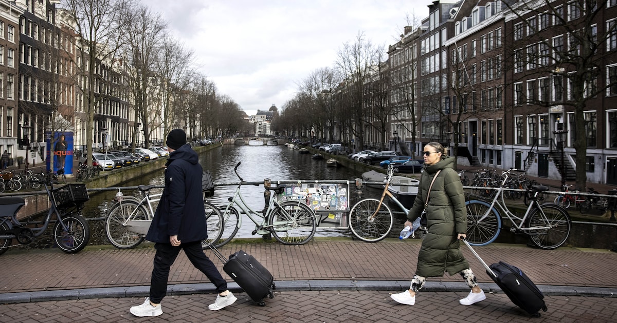 Amsterdam halveert vakantieverhuur in acht wijken, minder vergaand dan eerder aangekondigd