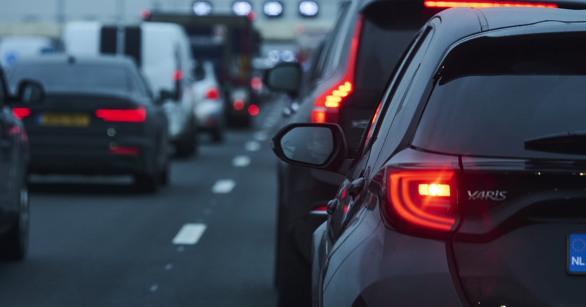 Veel vertraging door ongeluk op A1 richting Amsterdam, twee personen gewond
