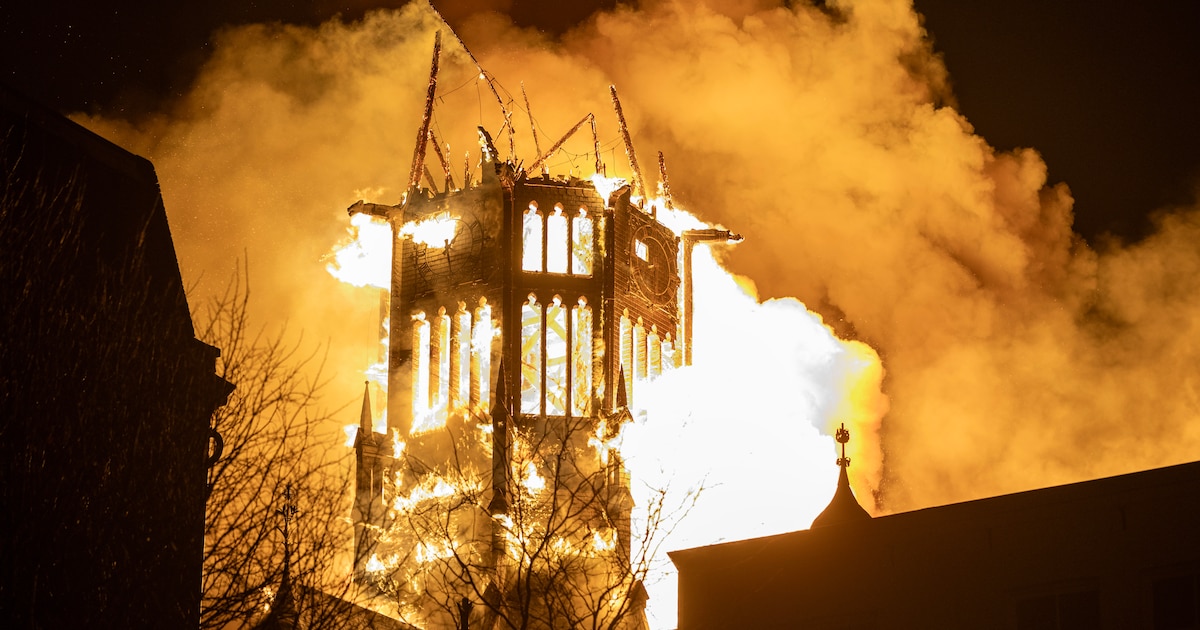 Grote brand verwoest Vondelkerk: toren ingestort, omliggende woningen ontruimd