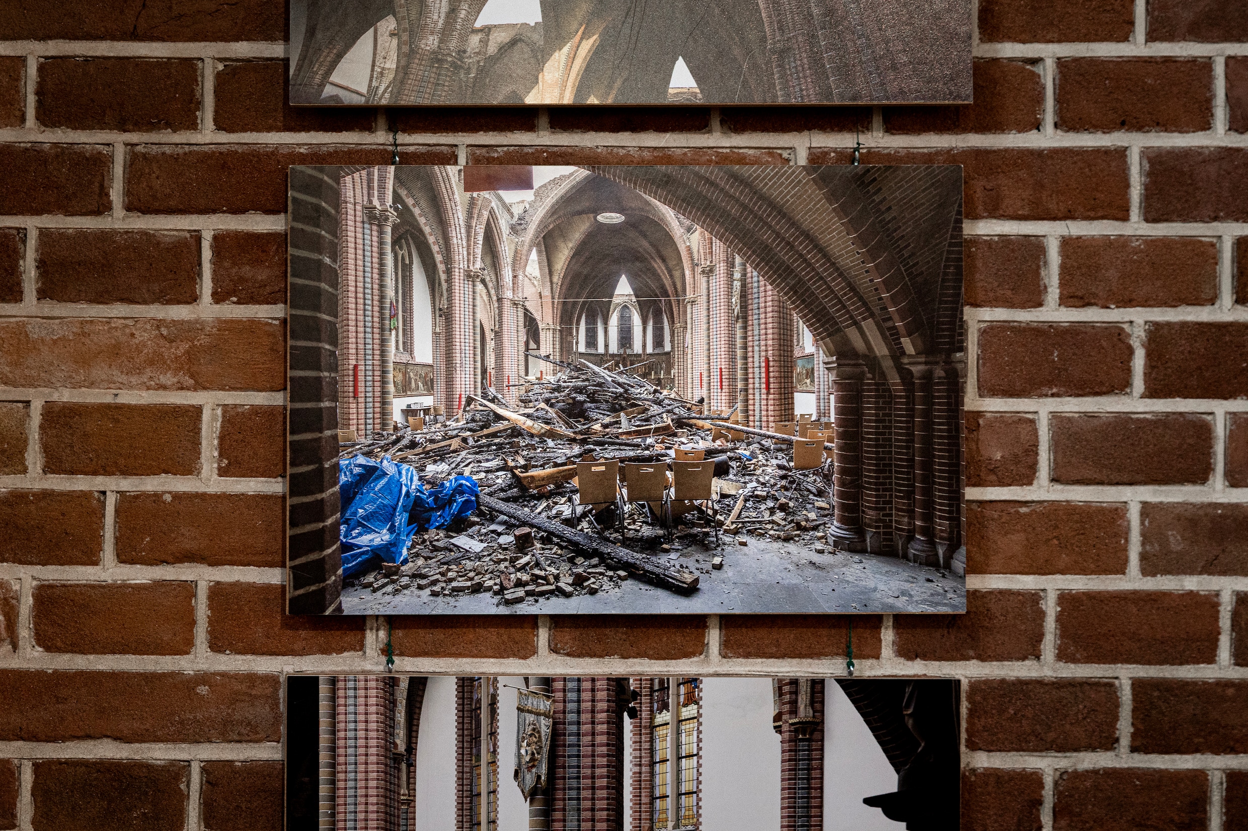 In de kerk hangen foto’s van de verwoesting.