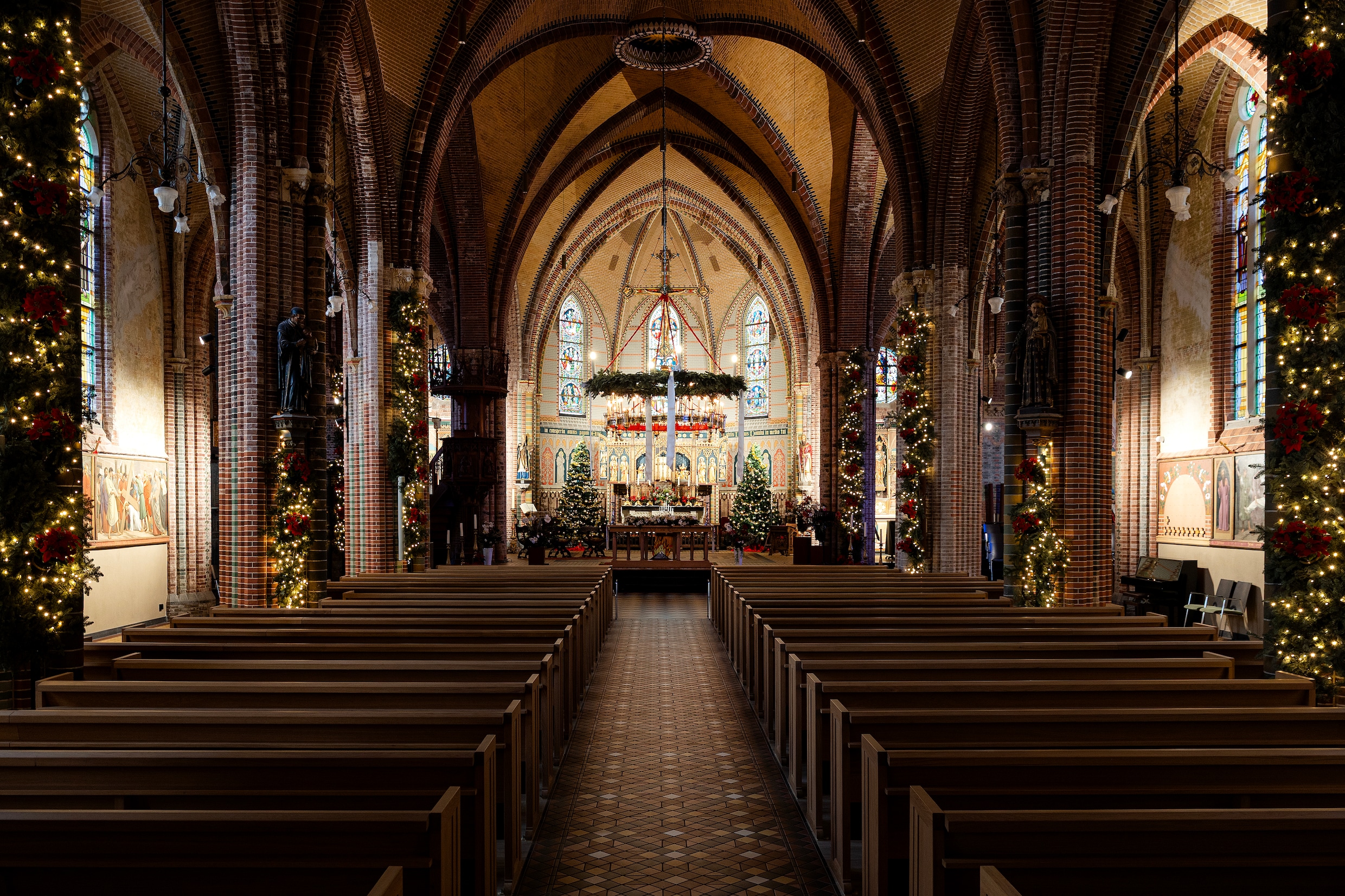 De Urbanuskerk in Amstelveen werd in 2018 verwoest door brand. In 2023 is de kerk weer open gegaan na een restauratie.