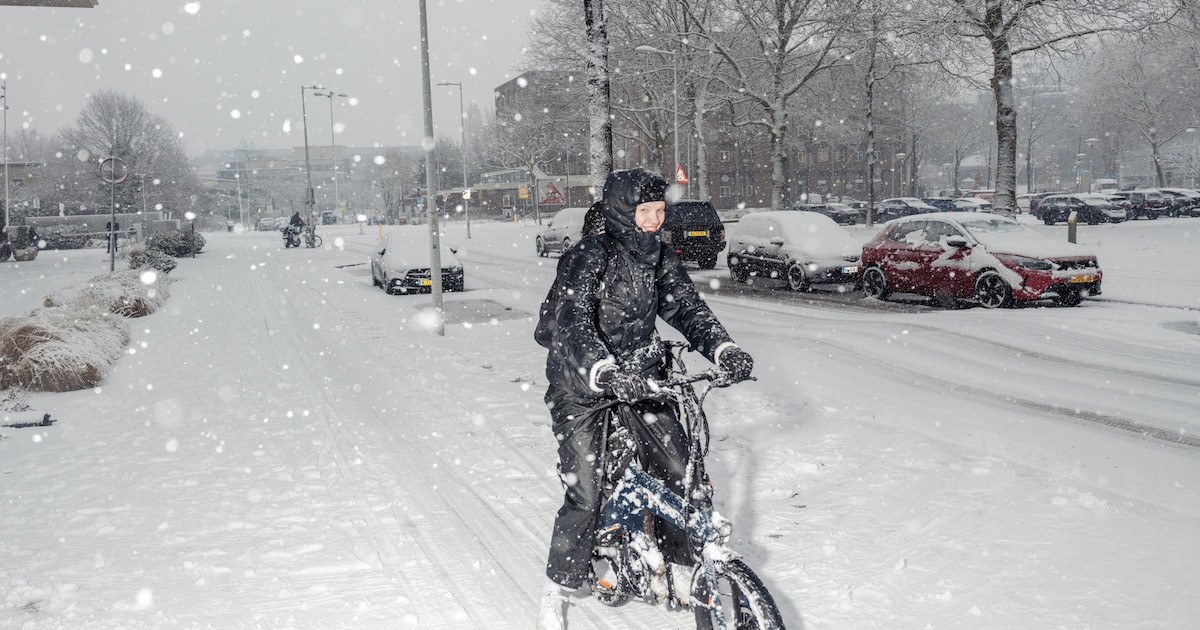 Zo kom je ondanks de gladheid ongeschonden de stad door: ‘Dikke sok om je schoen creëert grip’