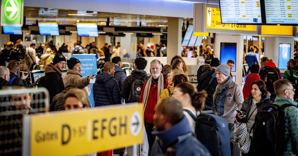 Chaos op Schiphol: waar heb je als gedupeerde reiziger recht op?
