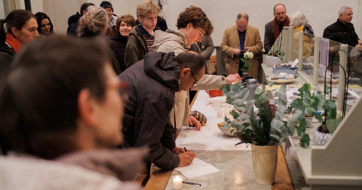 Kaarsjes in de kerk en bloemen in het park voor vermoorde Syrische asielzoekers, 16 en 18 jaar jong