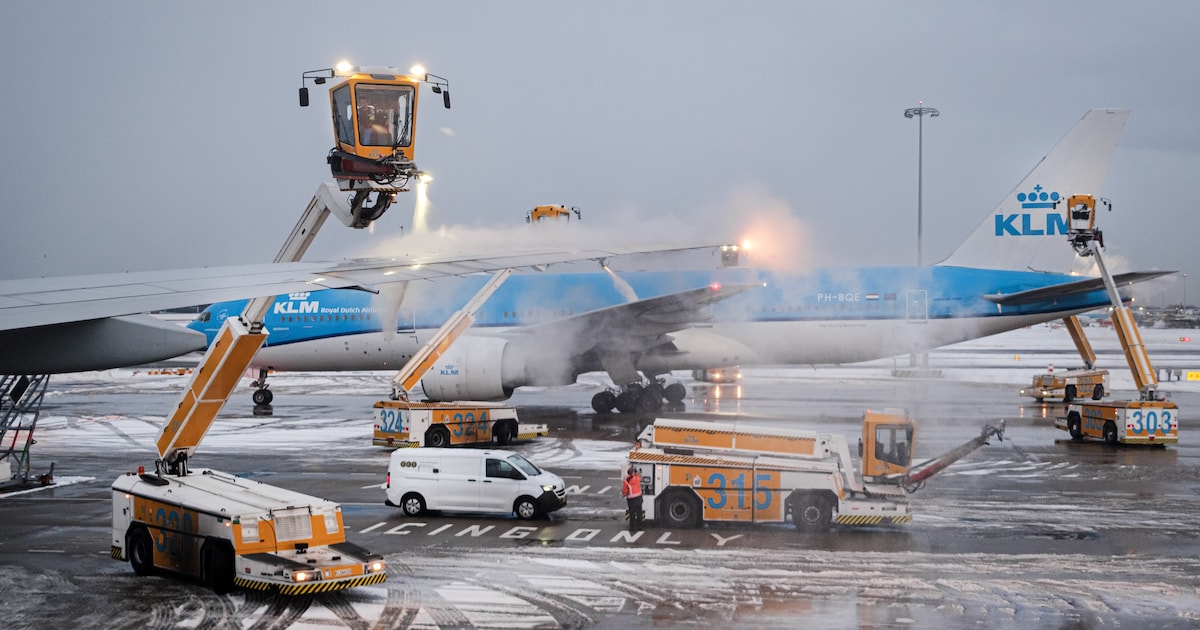 Lezers over vertragingen door het winterweer: ‘Kunnen we stoppen met dat gefoeter op de NS en Schiph
