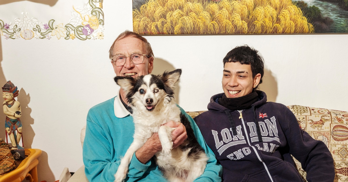 Antonio (26) huurt een kamer bij Hans (75) in Hoofddorp: ‘Wij noemen hem papa, dat zegt genoeg’