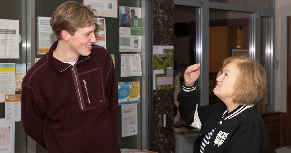 Amsterdamse studenten Tim van Geleuken en Britte de Winter geven als vrijwilliger taalles aan Oekra&iuml;ense vrouwen: &lsquo;Als student zit je in een bubbel&rsquo;