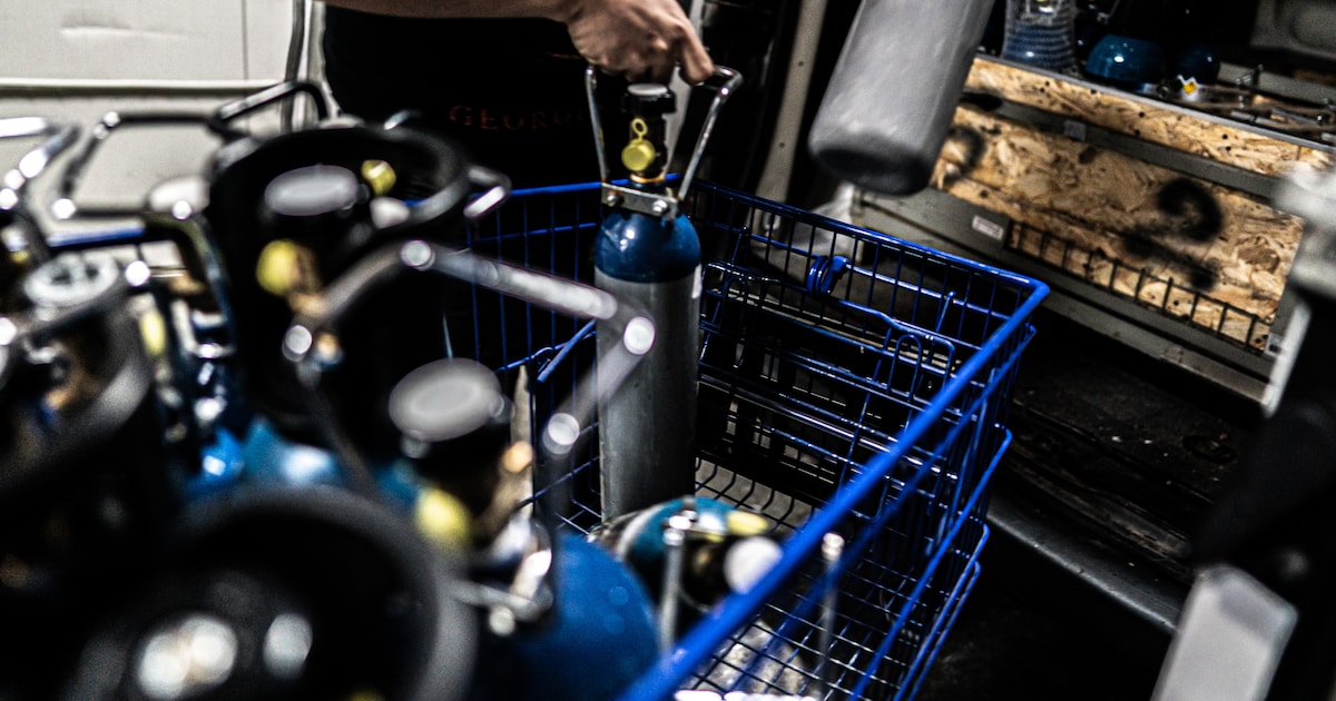 2568 lachgasflessen aangetroffen in bedrijfspand Diemen