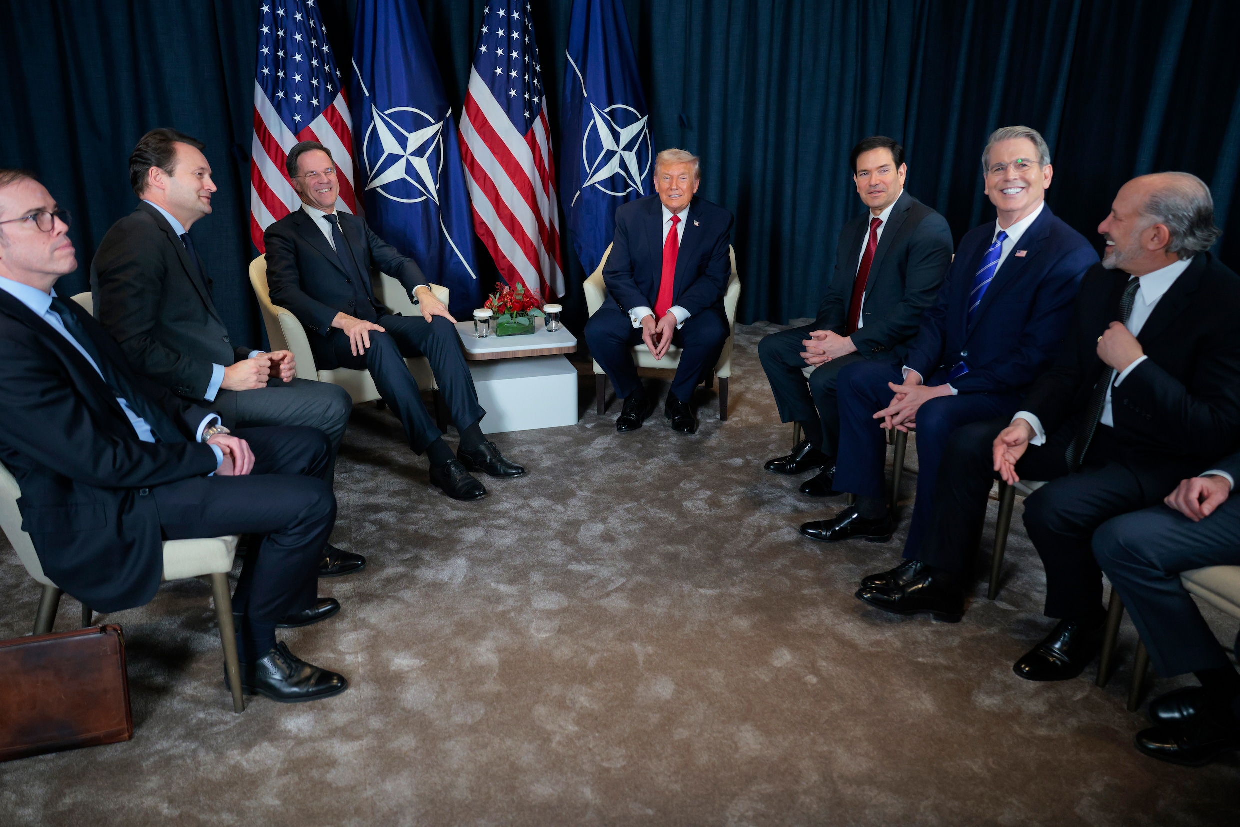 Rutte loodst Navo met humor uit Groenlandcrisis, Trump tevreden: ‘We ...