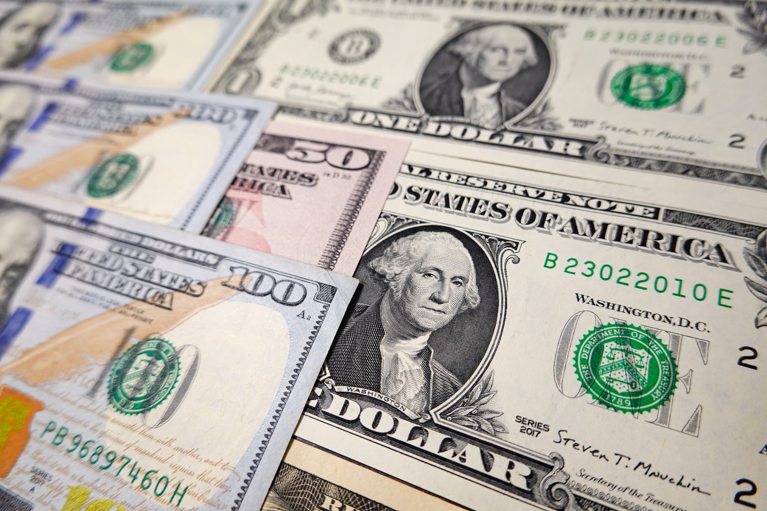 Dollar stort in tijdens historische verkoopgolf, vertrouwen in VS ...