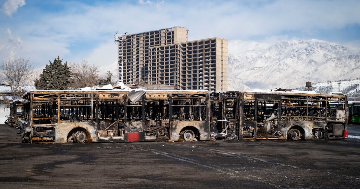 Terwijl Trump dreigt en zijn armada voor de kust manoeuvreert, sluist Iraanse elite honderden miljoenen weg