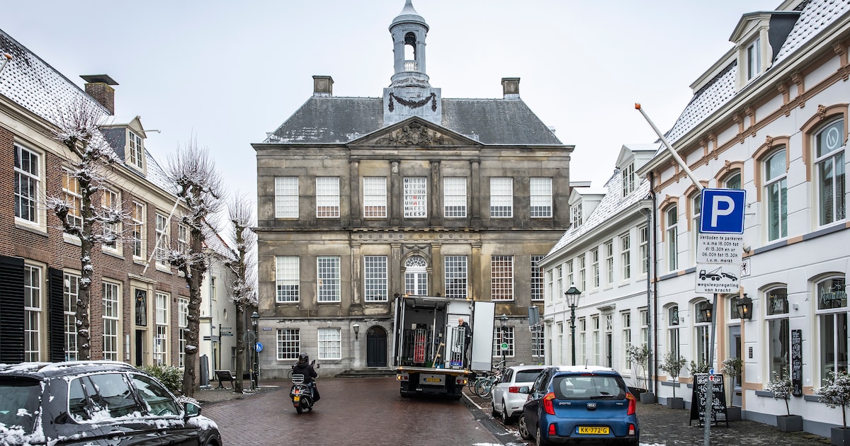 Het mooiste stadhuis van Amsterdam staat in Weesp (en bestaat precies 250 jaar)