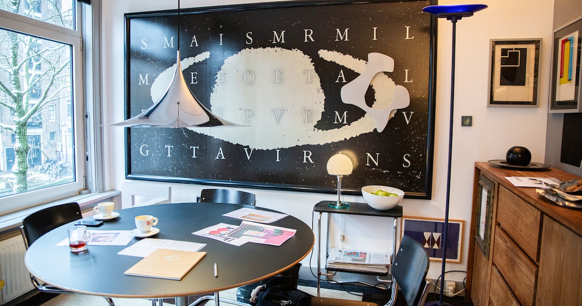 Geert (72) woont tussen honderd kunstwerken op 40 m2 in de Jordaan: ‘Moet je zien, het voelt heel ru