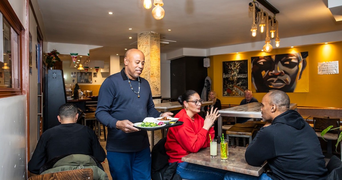 Eethuis New Draver is een monument van de Amsterdams-Surinaamse cultuur – en vooral de gevulde sopro