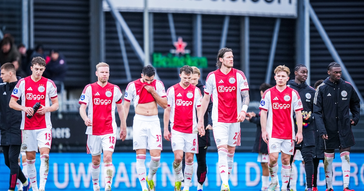 Ajax geeft ruime voorsprong uit handen en staat voor schut tegen ...