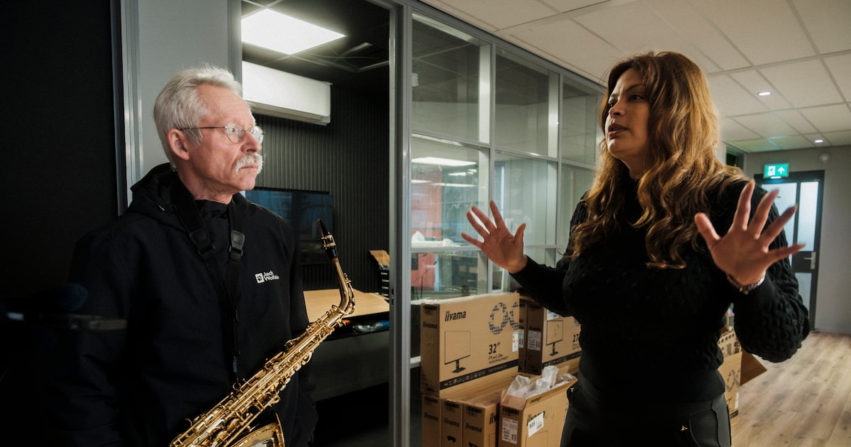 Gijs van Deuren (74) kennen ze in Reigersbos als de man met de saxofoon: ‘Volgens mijn horloge heb i