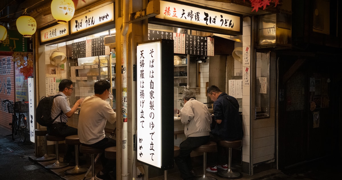 Alleen uit eten? In Tokio, waar mensen doorwerken tot 8 uur ’s avonds, is dat allang gebruikelijk: ‘