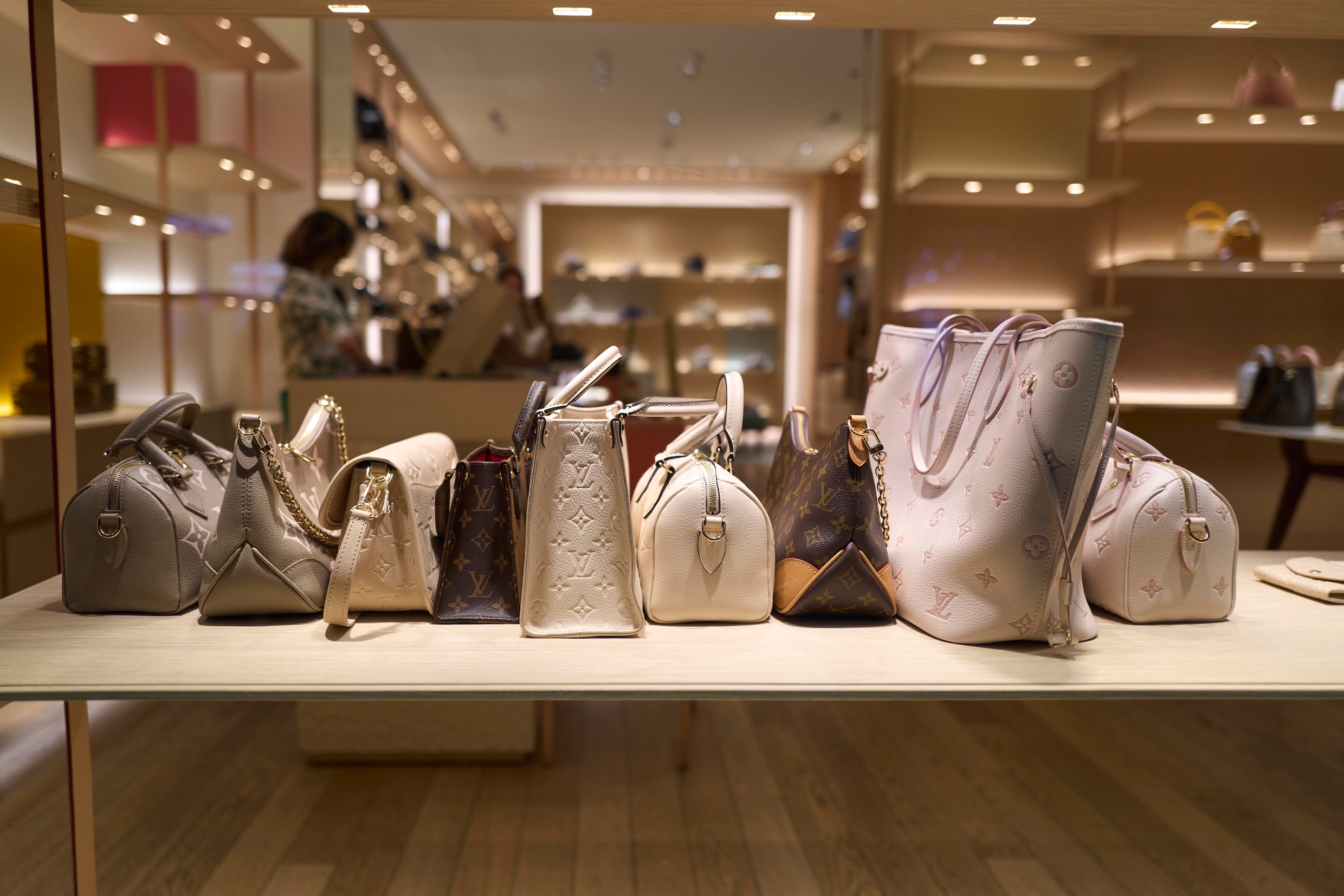 Vrouw kon bij Louis Vuitton in Nederland miljoenen aan crimineel geld  witwassen: bedrijf krijgt half miljoen boete | Het Parool