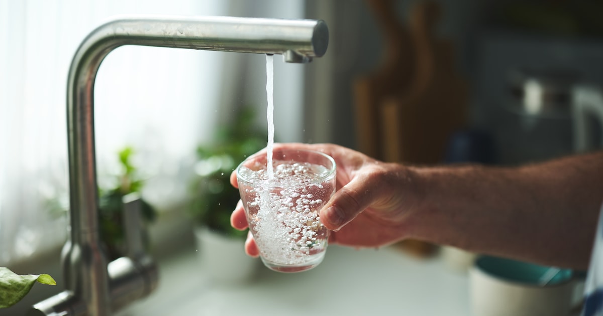 Kookadvies om poepbacterie in drinkwater Amsterdam-Zuid: ‘Sinds vrijdag drinken we uit waterflessen’