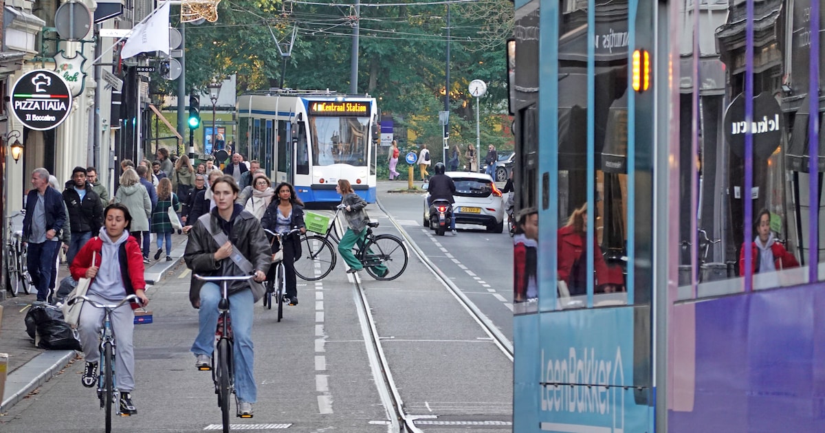 Amsterdam wil Utrechtsestraat eenrichtingsverkeer maken: onderzoek naar meer ruimte voor fietsers