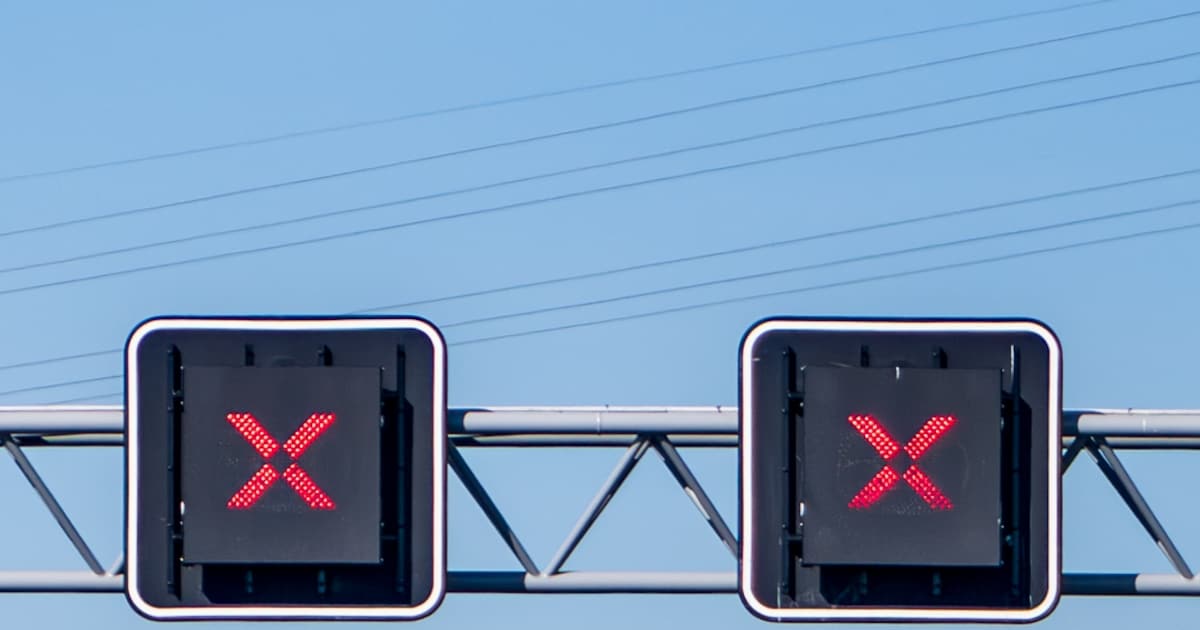 A10-West richting zuiden tijdens avondspits afgesloten na ongeluk met meerdere auto’s