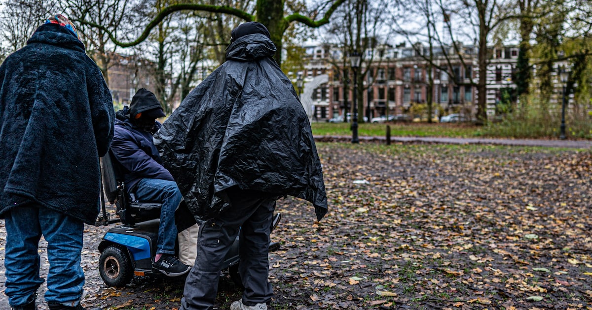 Amsterdam stuurt steeds vaker dakloze crackgebruikers terug naar het land van herkomst: ‘Hier hebben